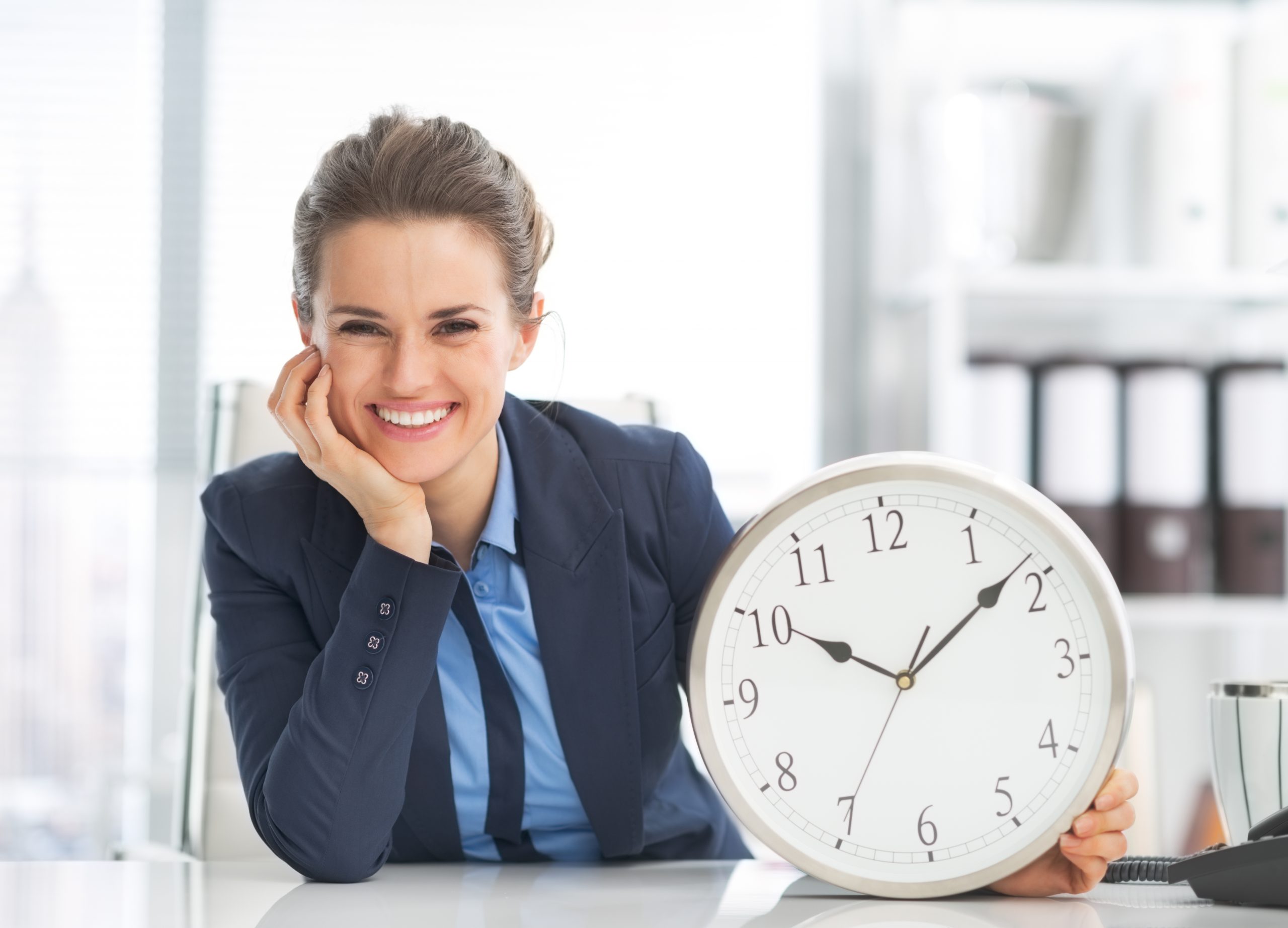Работник может в любое время. Перерыв на работе. Экономия времени. Время работы. Часы и сотрудники.